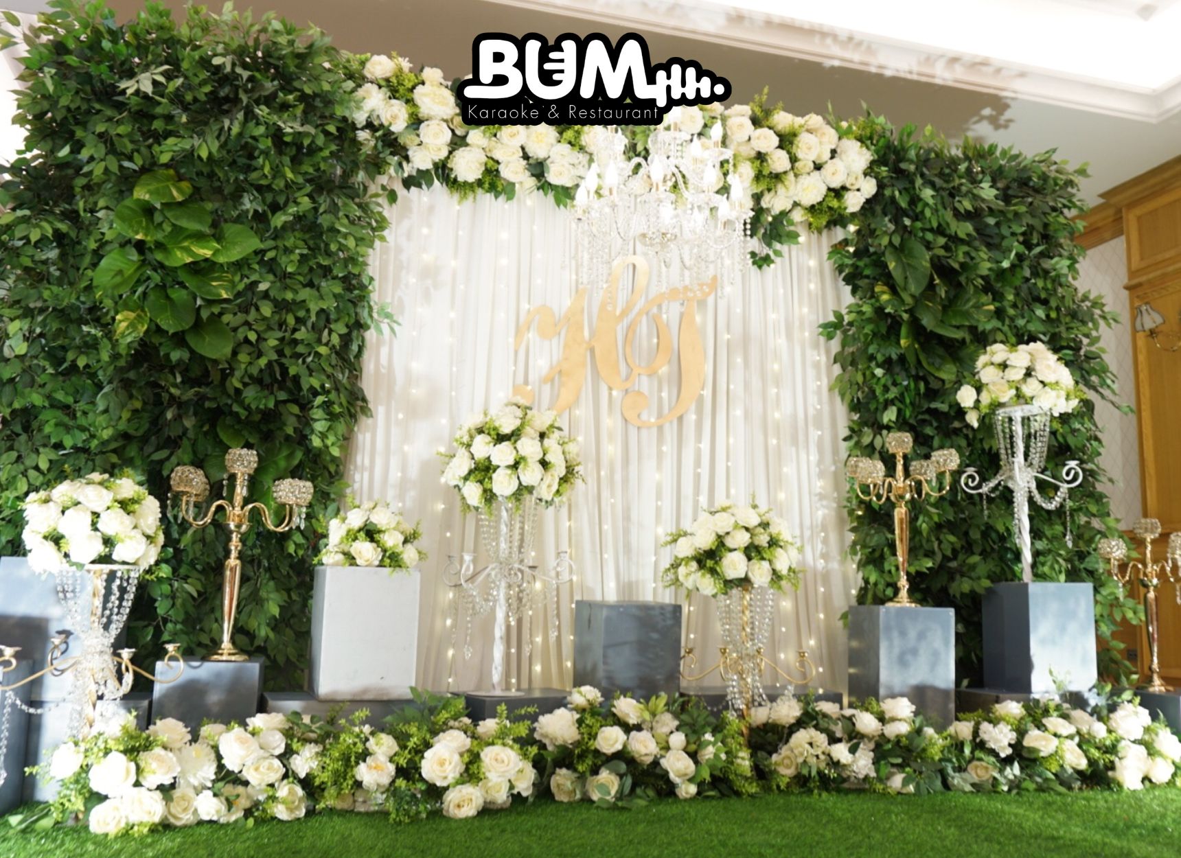 Trang trí tiệc cưới bằng hoa theo mùa